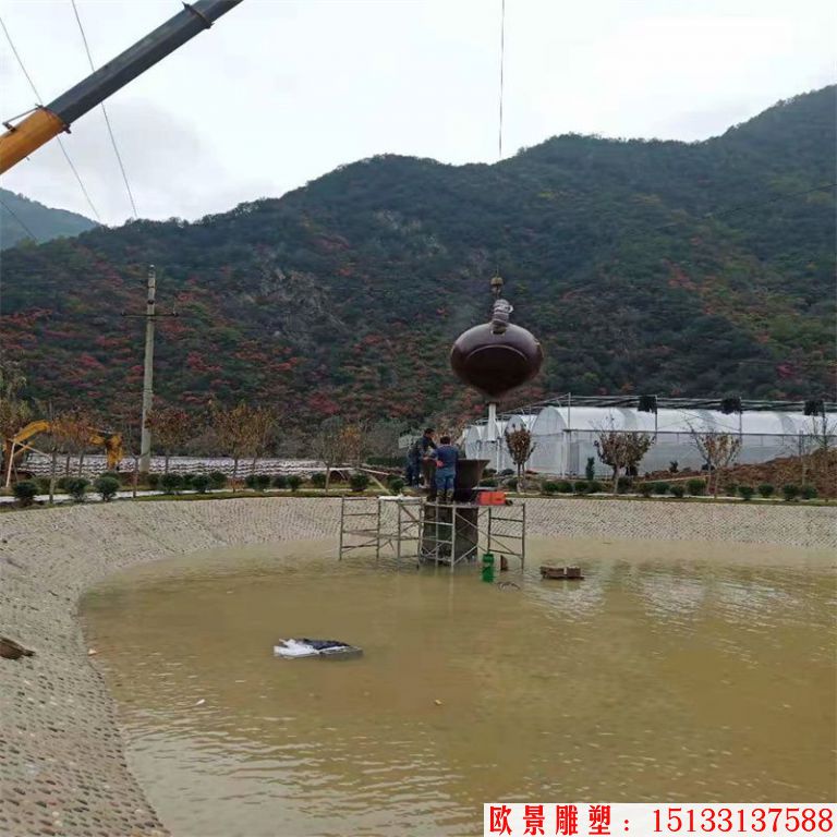安徽玻璃钢天壶雕塑案例，池塘水景流水壶