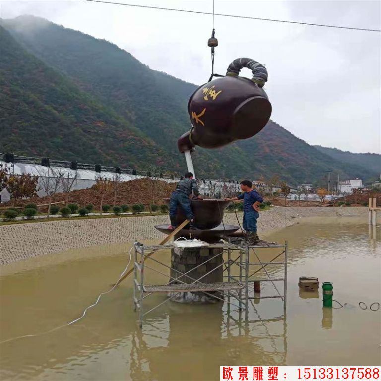 安徽玻璃钢天壶雕塑案例，池塘水景流水壶1